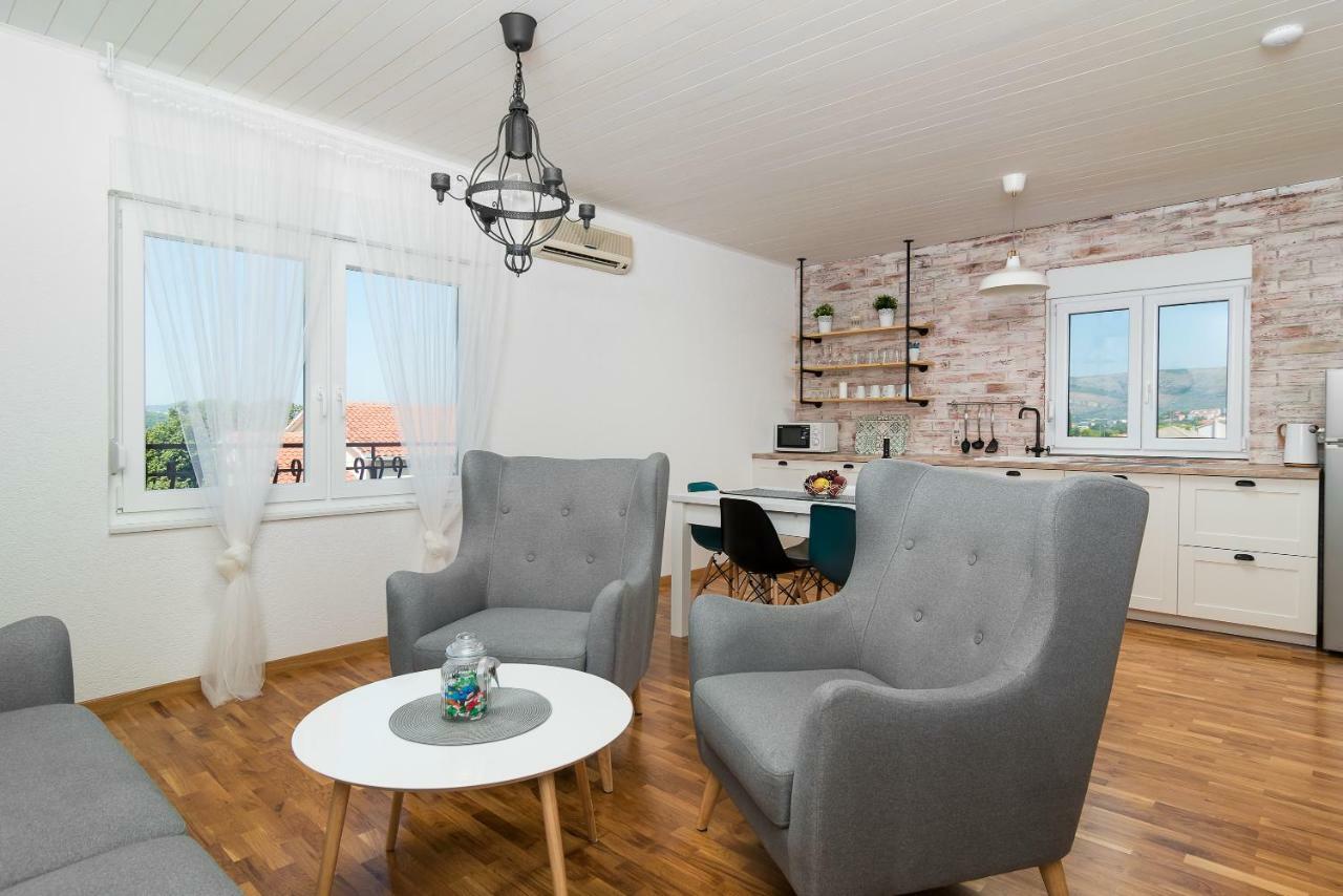 Regius White Apartment *