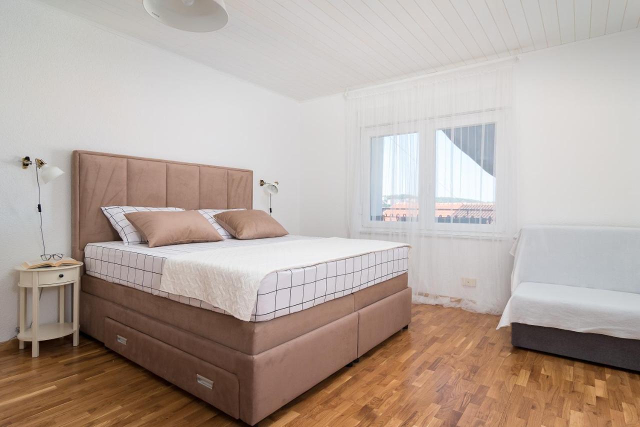 Regius White Apartman *